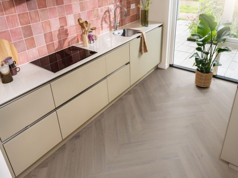 Ambiant Spigato XL Valento Visgraat 6080.1015.19 Close-up van houtdessin Brown visgraat plak pvc met verfijnde afwerking