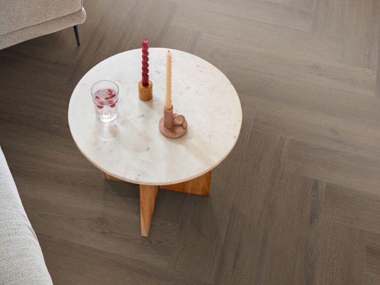 Ambiant Spigato XL Valento Visgraat 6080.1015.19 Legpatroon en afwerking Brown visgraat plak pvc met realistische structuur