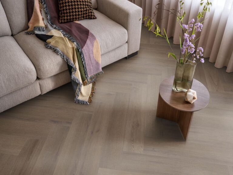 Ambiant Spigato XL Valento Visgraat Click 6081.2015.19 Close-up van houtdessin Brown visgraat click pvc met natuurlijke