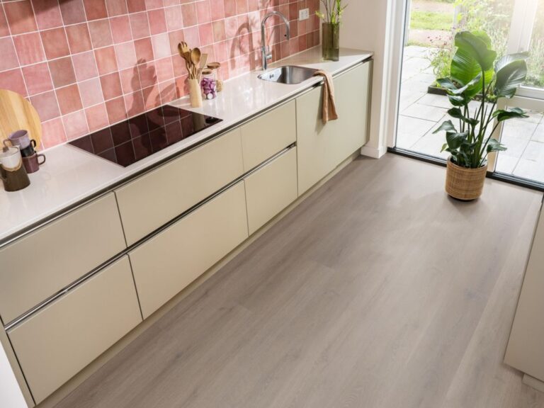 Ambiant Valento Click 6071.2015.19 Close-up van houtdessin Brown PVC plank click pvc met verfijnde afwerking