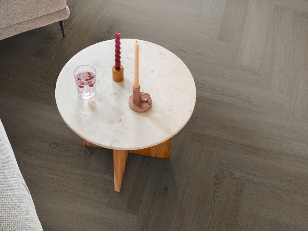 Ambiant Spigato Viranto Visgraat Brown 9032.2507.19 click pvc visgraat in woonkamer als sfeerfoto