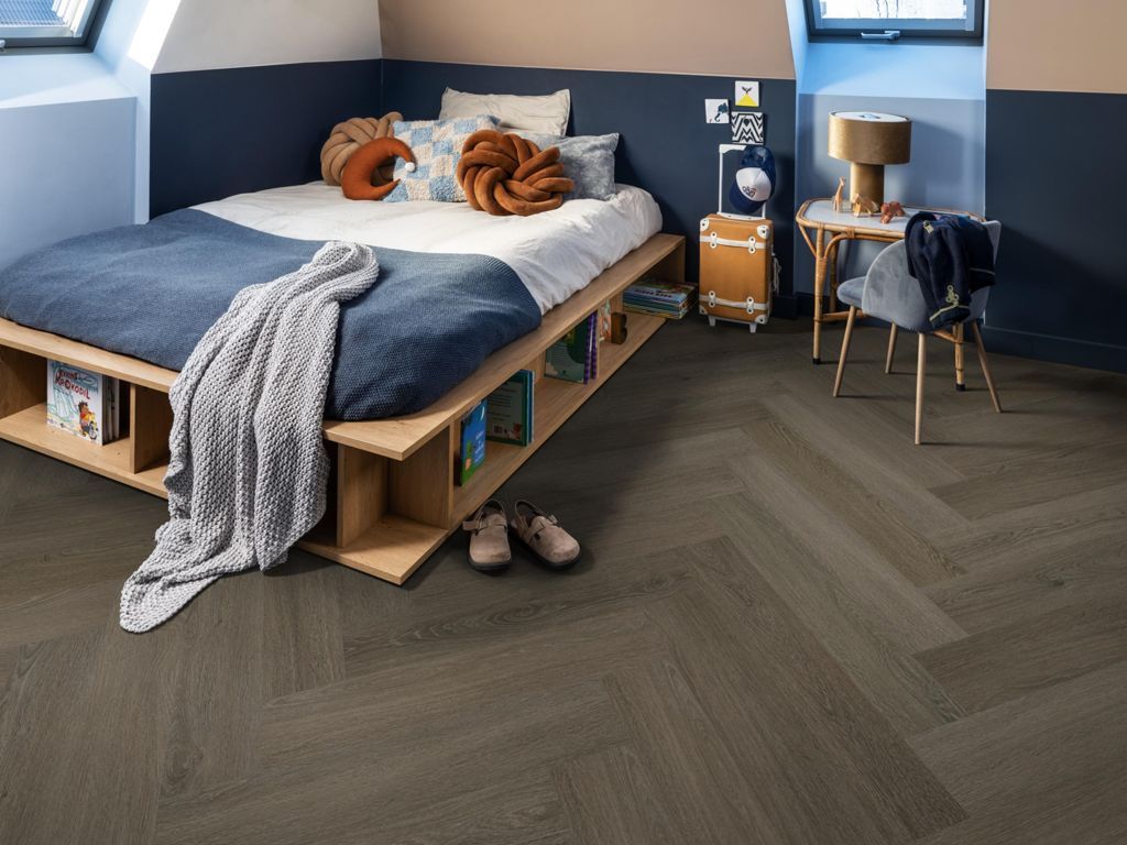 Ambiant Spigato Viranto Visgraat Brown 9032.2507.19 click pvc visgraat close-up van kleur en structuur