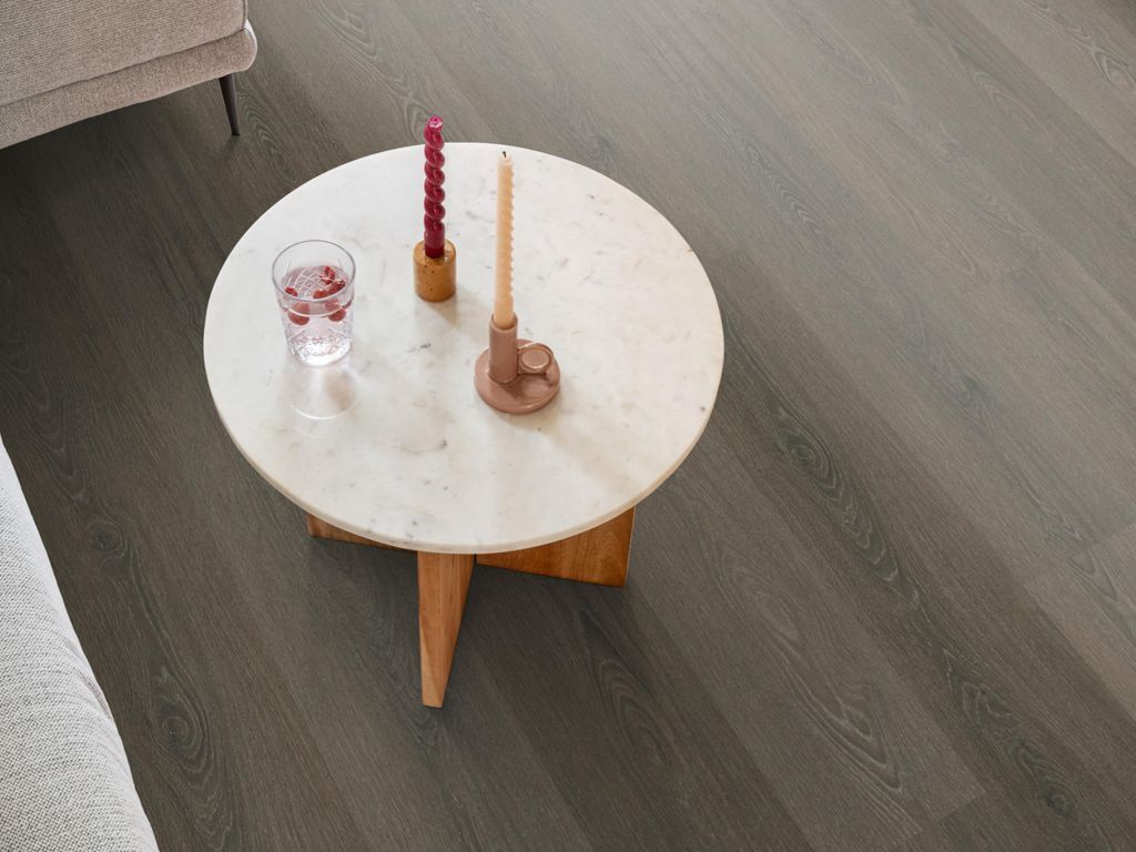 Ambiant Viranto Brown 9042.7507.19 click pvc plank in woonkamer als sfeerfoto