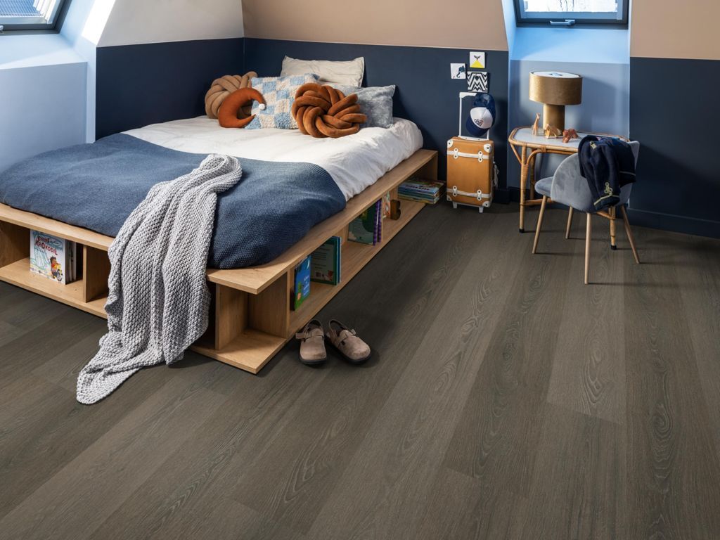 Ambiant Viranto Brown 9042.7507.19 click pvc plank close-up van kleur en structuur