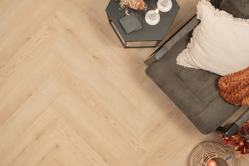 Floer Walvisgraat PVC FLR-3526 Bryde Bruin visgraat plak pvc in woonkamer sfeerfoto