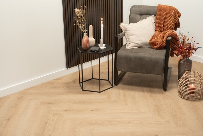 Floer Walvisgraat PVC Bryde Bruin FLR-3526 plak PVC visgraat close-up met zicht op structuur en kleurverloop