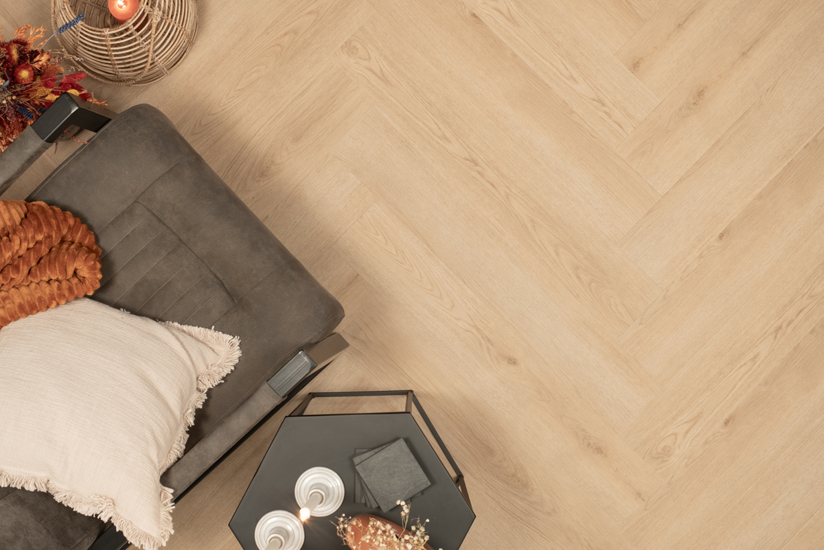 Floer Walvisgraat click PVC Bryde Bruin FLR-3913 click PVC visgraat toegepast in een stijlvolle woonkamer
