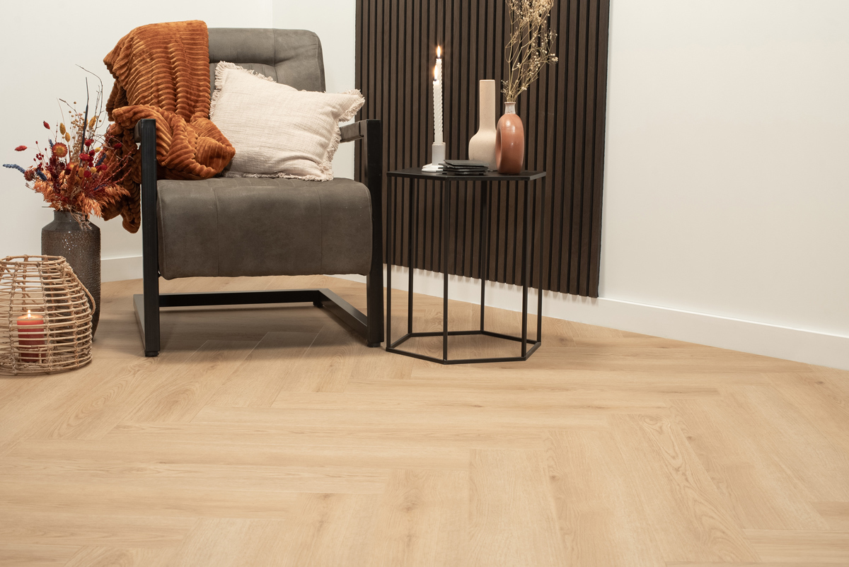 Floer Walvisgraat click PVC FLR-3913 Detail van de structuur Bryde Bruin visgraat click pvc met subtiele nerf warmteweerstand