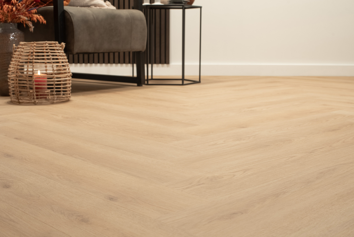 Floer Walvisgraat click PVC FLR-3913 Close-up van houtdessin Bryde Bruin visgraat click pvc met natuurlijke tekening