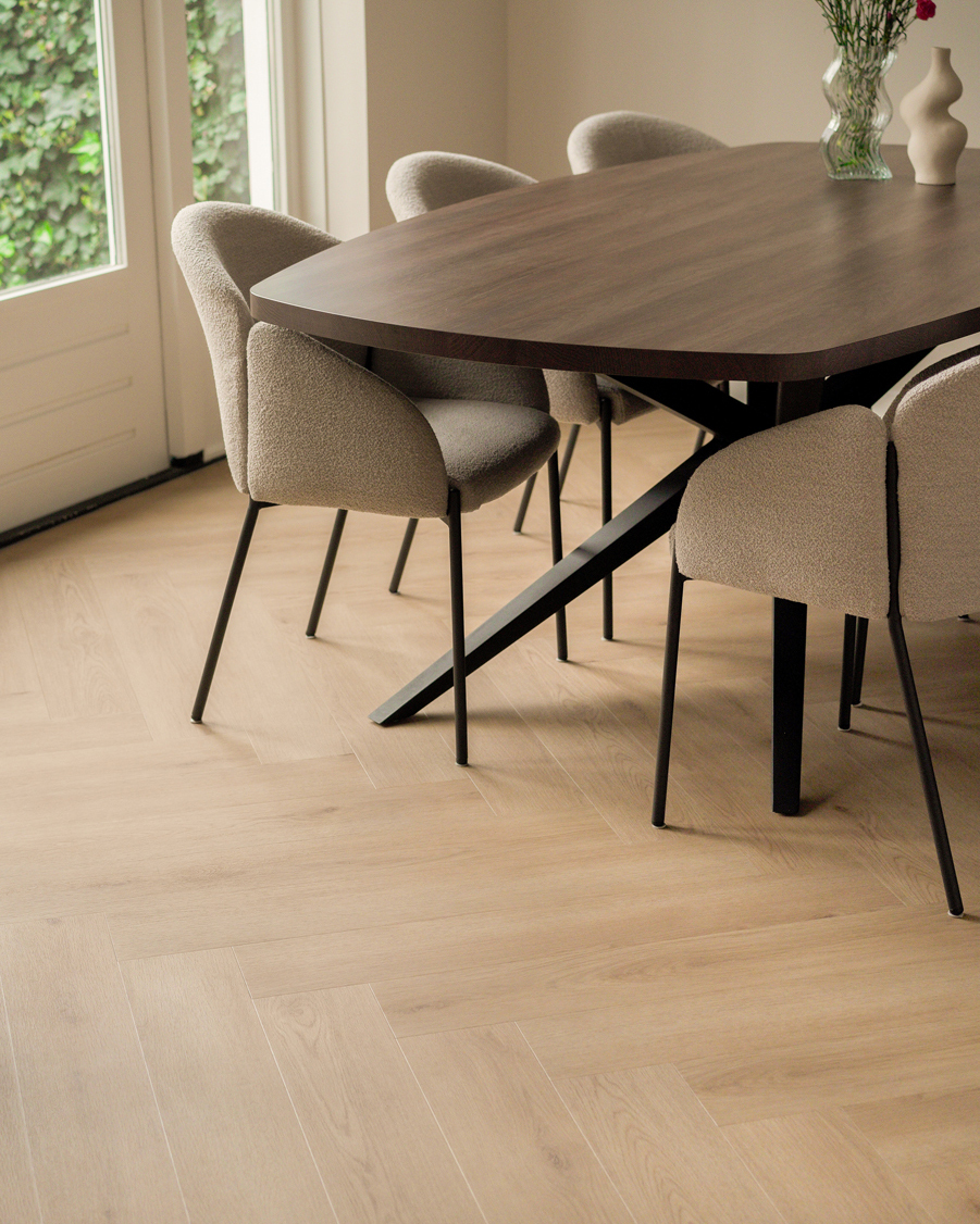 Floer Walvisgraat PVC FLR-3526 Bryde Bruin walvisgraat plak pvc in woonkamer sfeerfoto