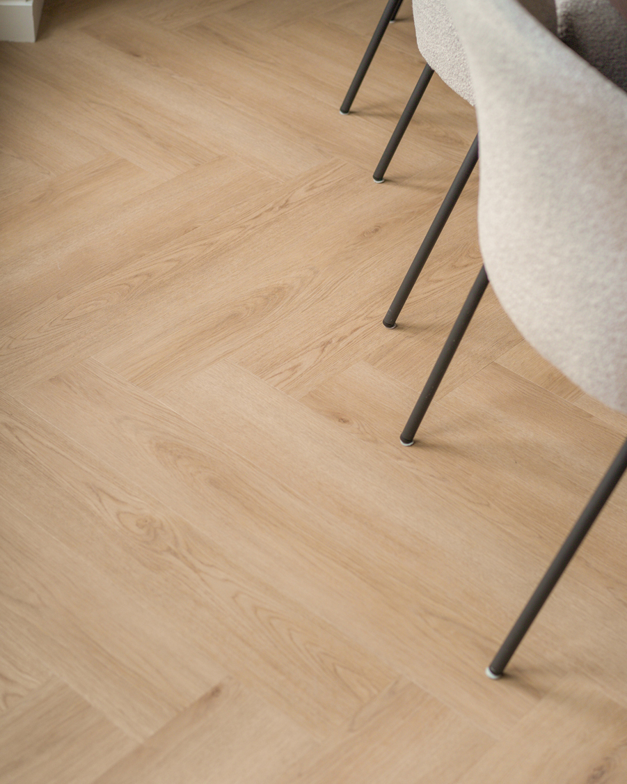 Floer Walvisgraat click PVC Bryde Bruin FLR-3913 click PVC visgraat gelegd in een warm ingericht interieur