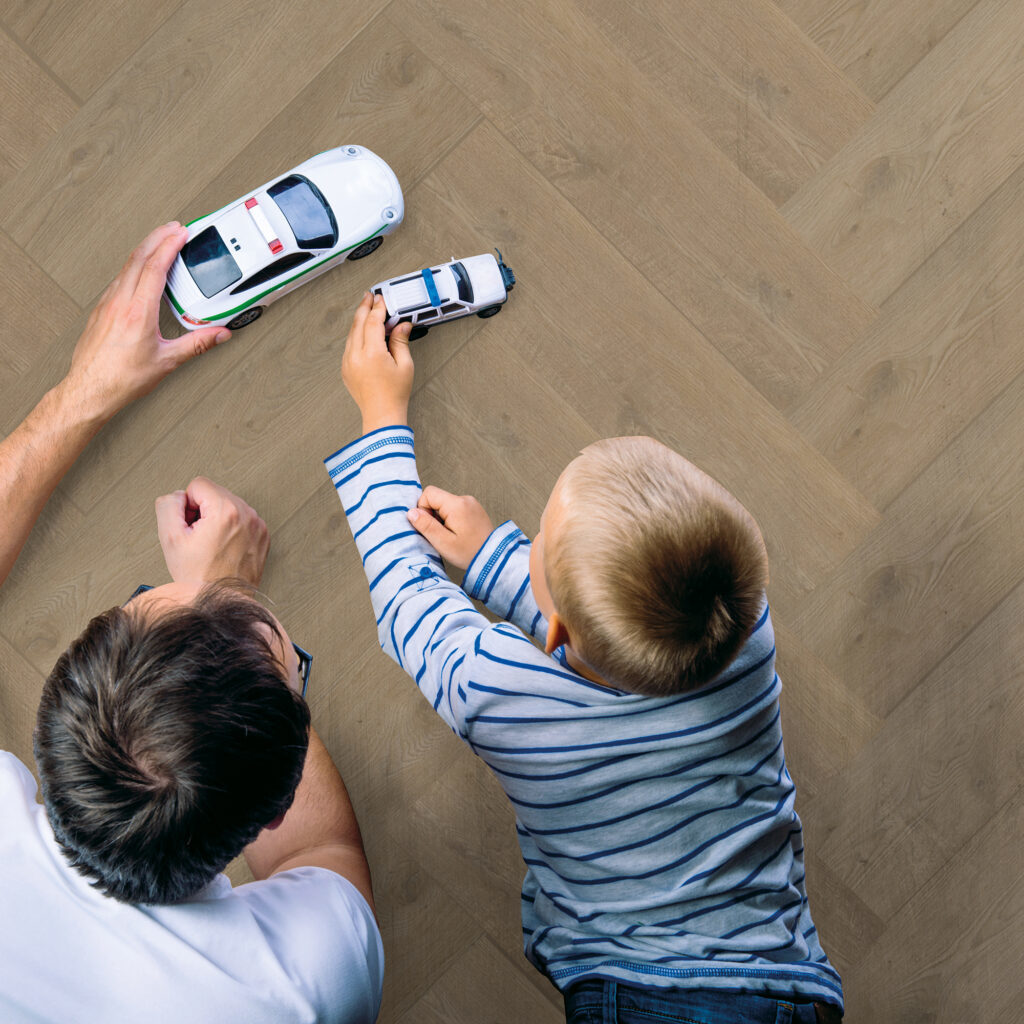 Bodiax Tuna BP320 visgraat 312-V Burnaby Oak visgraat plak pvc in woonkamer sfeerfoto