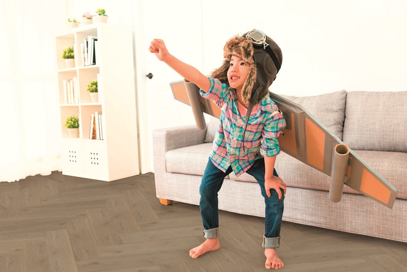 Bodiax Fisk BP580 visgraat 512 Burnaby Oak visgraat click pvc in woonkamer sfeerfoto