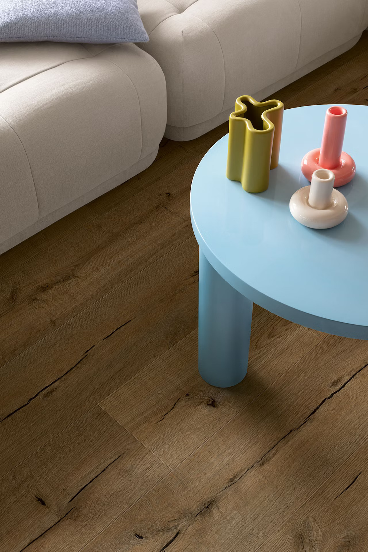 Floorify Lange Planken Click F038T Close-up van houtdessin Cafe Rene PVC plank click pvc met natuurlijke tekening