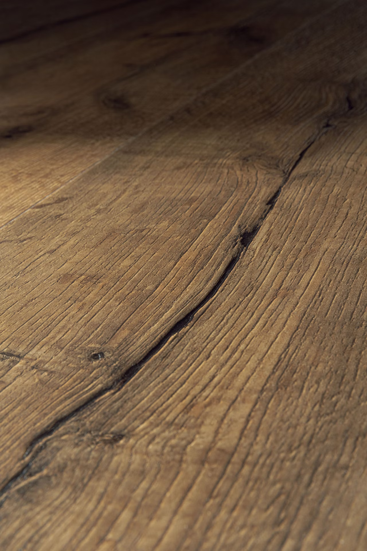 Floorify Lange Planken Click F038T Close-up van houtdessin Cafe Rene PVC plank click pvc met verfijnde afwerking