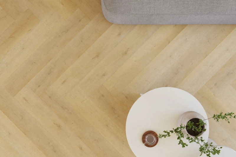 Castell Supreme 860 Herringbone XL 232 Caramel visgraat plak pvc in woonkamer sfeerfoto