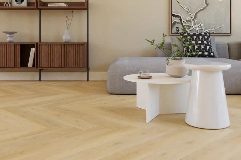 Castell Supreme 860 Herringbone XL 232 Close-up van houtdessin Caramel visgraat plak pvc met natuurlijke tekening