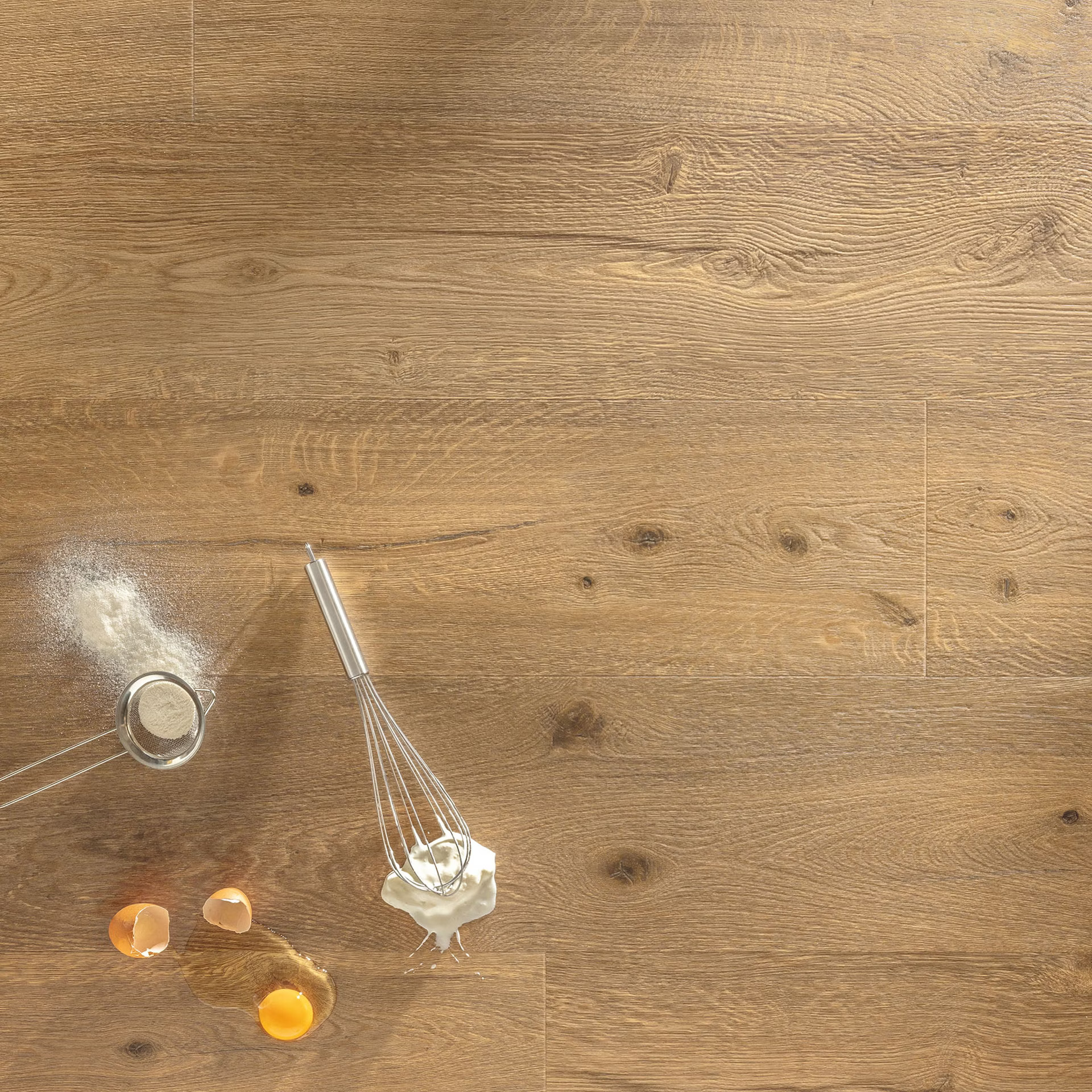 Floorify Lange Planken FG039 Detail van de structuur Caramello PVC plank plak pvc met subtiele nerf warmteweerstand 002 m²K/W