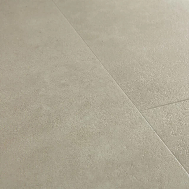 Close-up van het houtdessin van Cement Warm Beige, plak pvc QuickStep