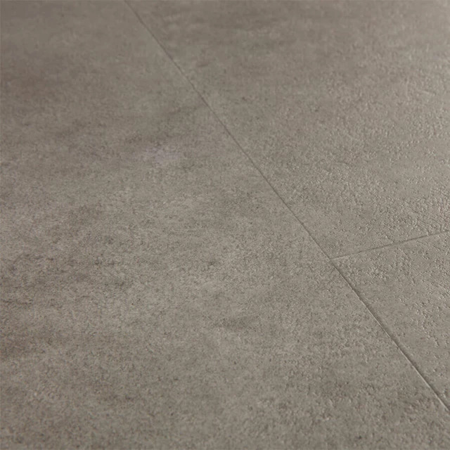 QuickStep Blush Cement Warm Grijs SGTC20309 plak PVC tegel detail van voegen en rustige kleurschakeringen