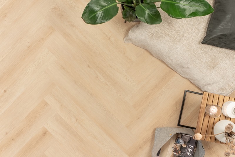 Floer Walvisgraat PVC FLR-3524 Cetus Creme visgraat plak pvc in woonkamer sfeerfoto