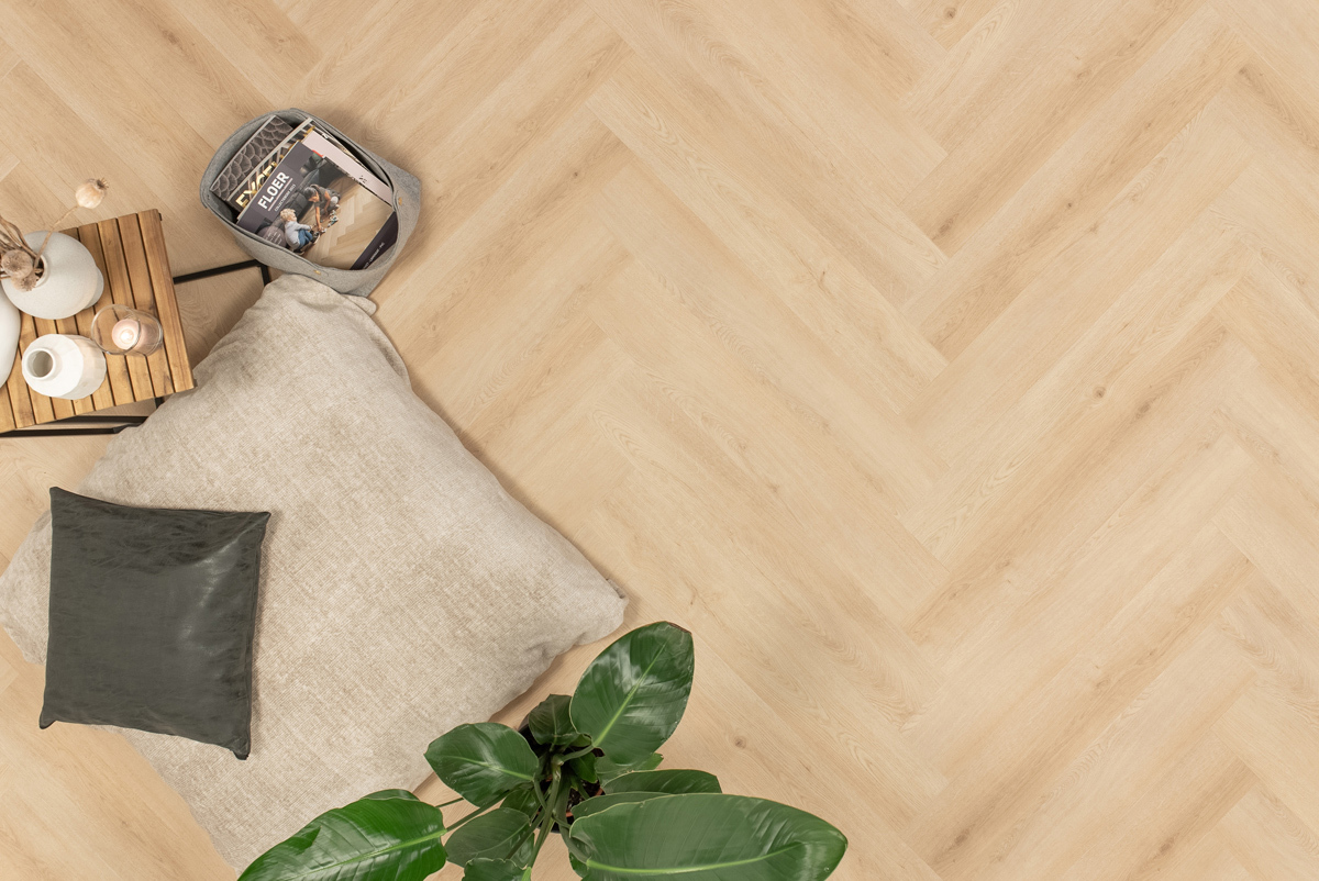 Floer Walvisgraat click PVC Cetus Creme FLR-3916 click PVC visgraat toegepast in een lichte hal