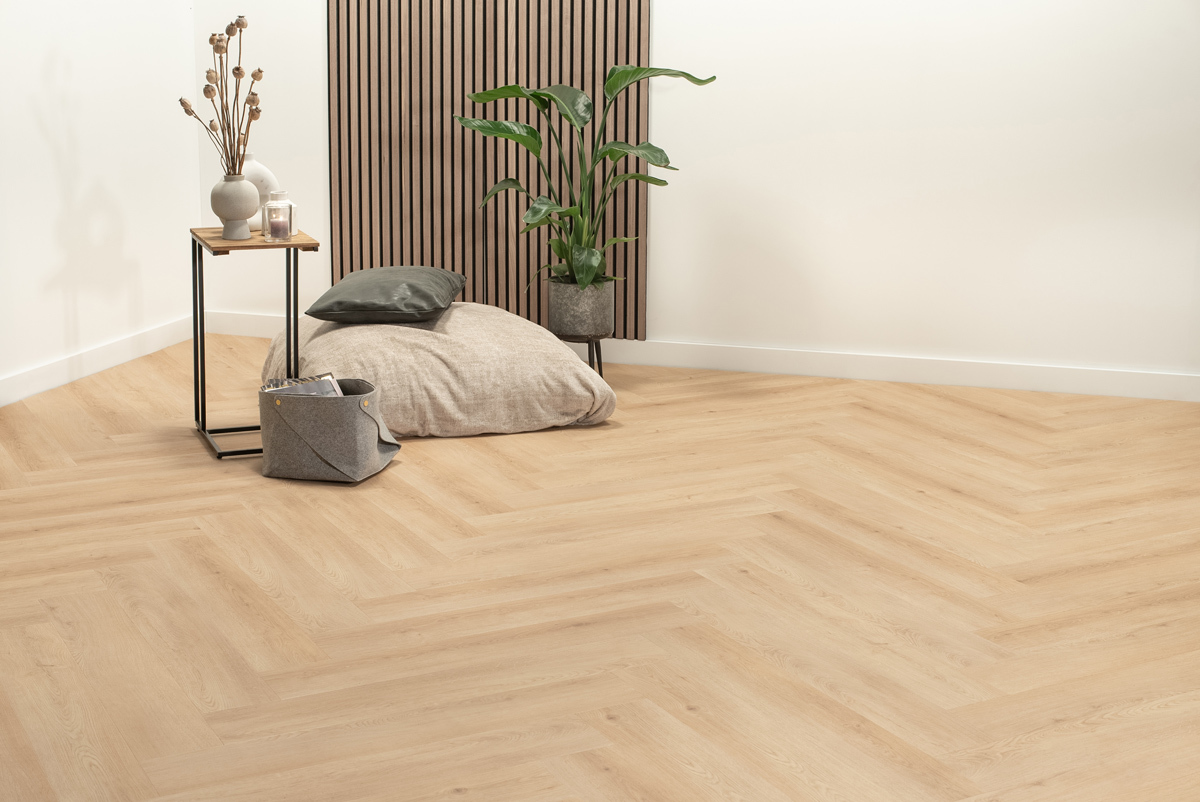 Floer Walvisgraat click PVC FLR-3916 Close-up van houtdessin Cetus Creme visgraat click pvc met verfijnde afwerking