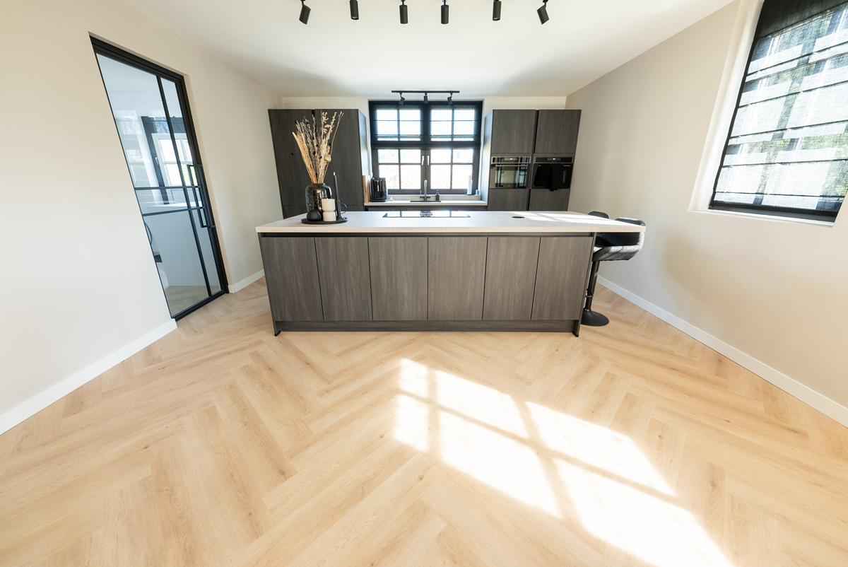 Floer Walvisgraat PVC FLR-3524 Cetus Creme visgraat plak pvc in woonkamer sfeerfoto