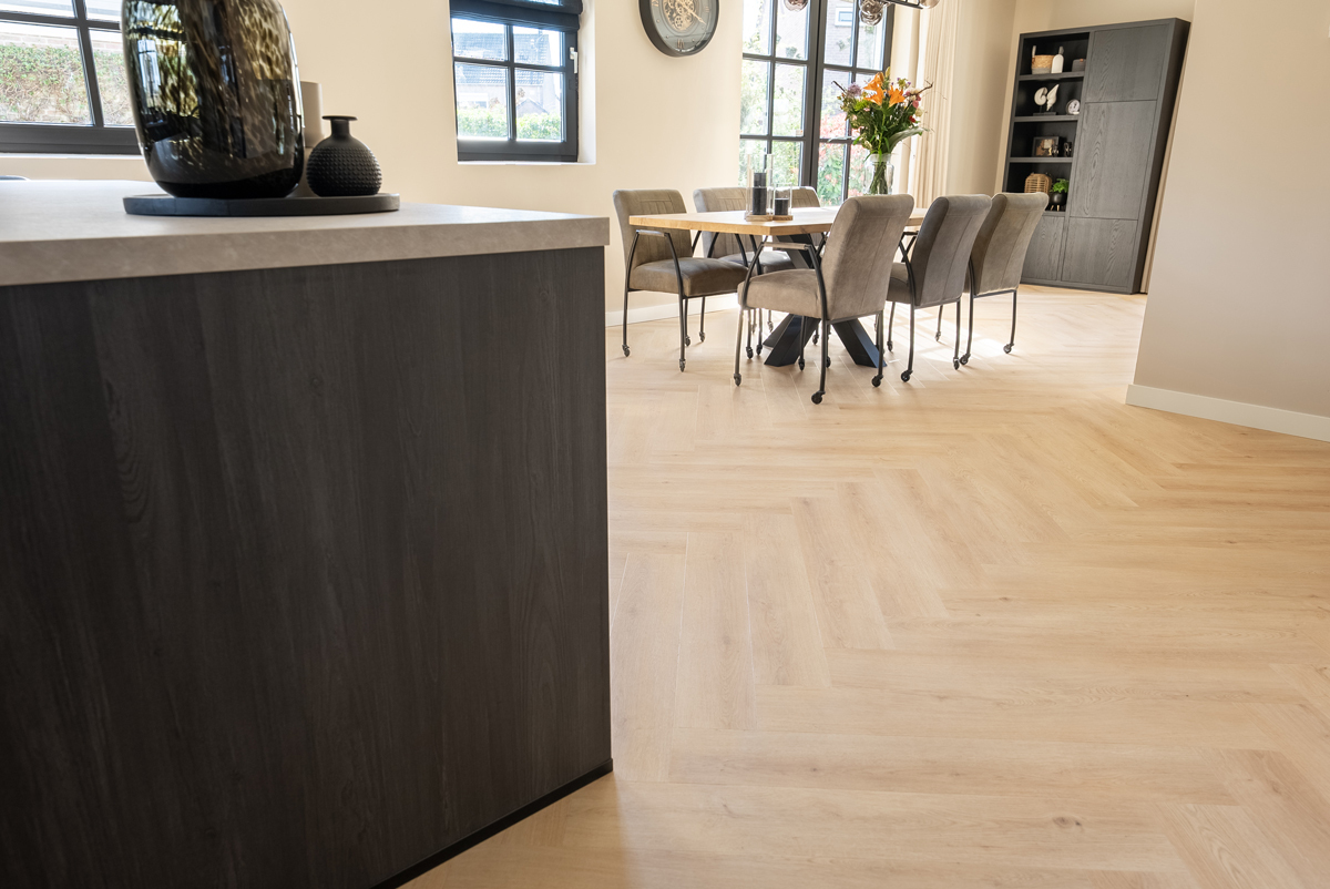 Floer Walvisgraat PVC FLR-3524 Matte toplaag Cetus Creme walvisgraat plak pvc met strakke randafwerking