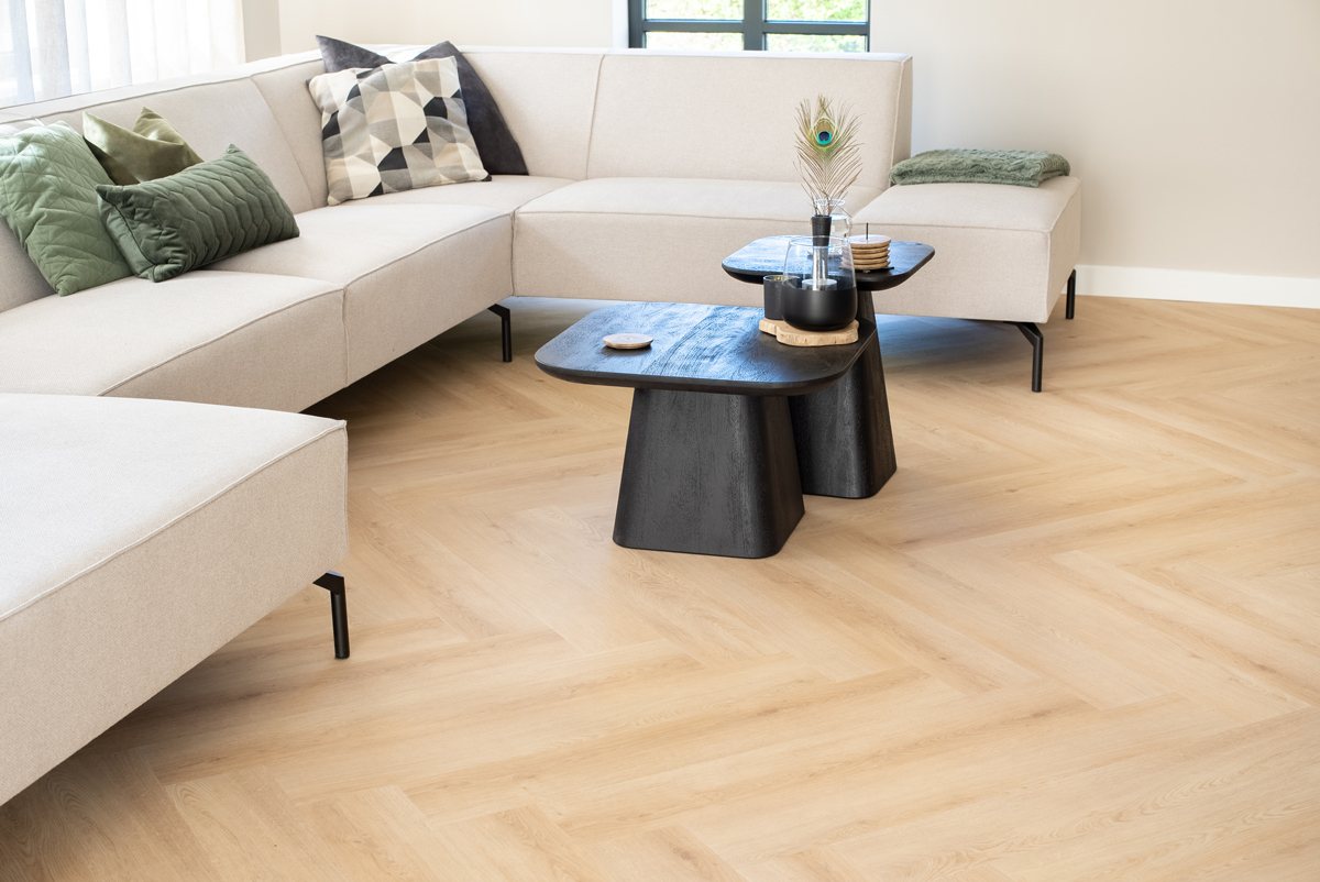 Floer Walvisgraat click PVC Cetus Creme FLR-3916 click PVC visgraat sfeerfoto in een lichte woonkamer