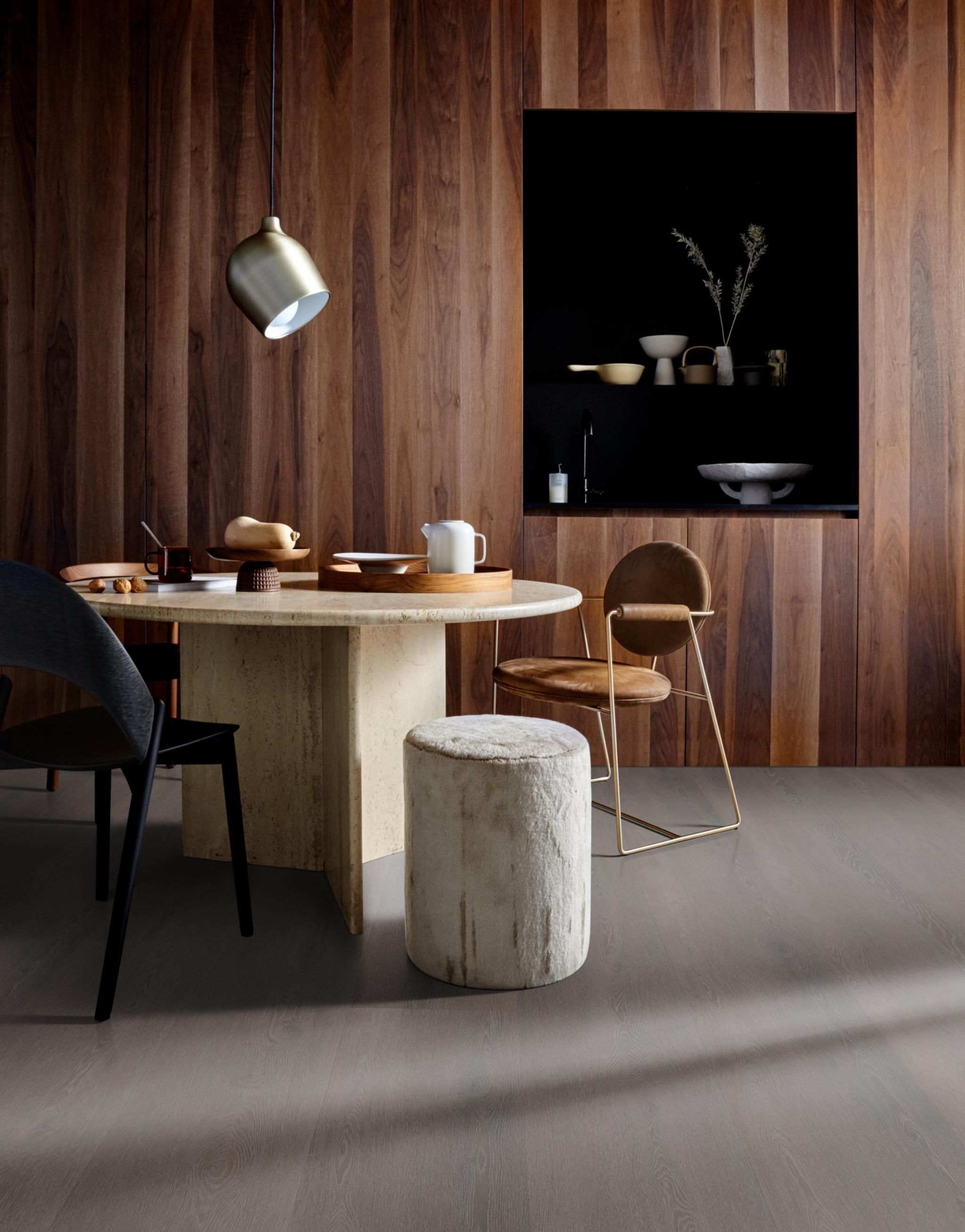 VTwonen Wide Board 6200.1005.19 Charcoal PVC plank plak pvc in woonkamer sfeerfoto