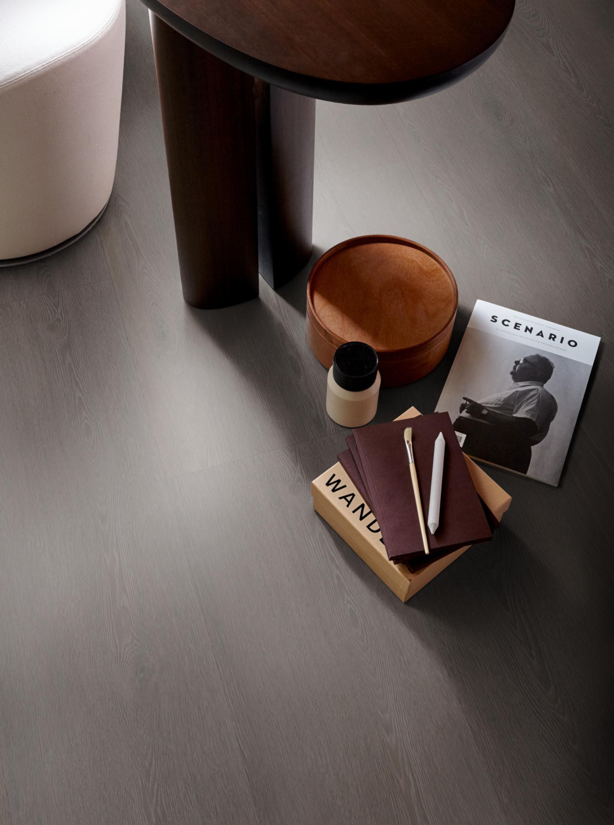 VTwonen Wide Board Click 6208.7005.19 Close-up van houtdessin Charcoal PVC plank click pvc met natuurlijke tekening