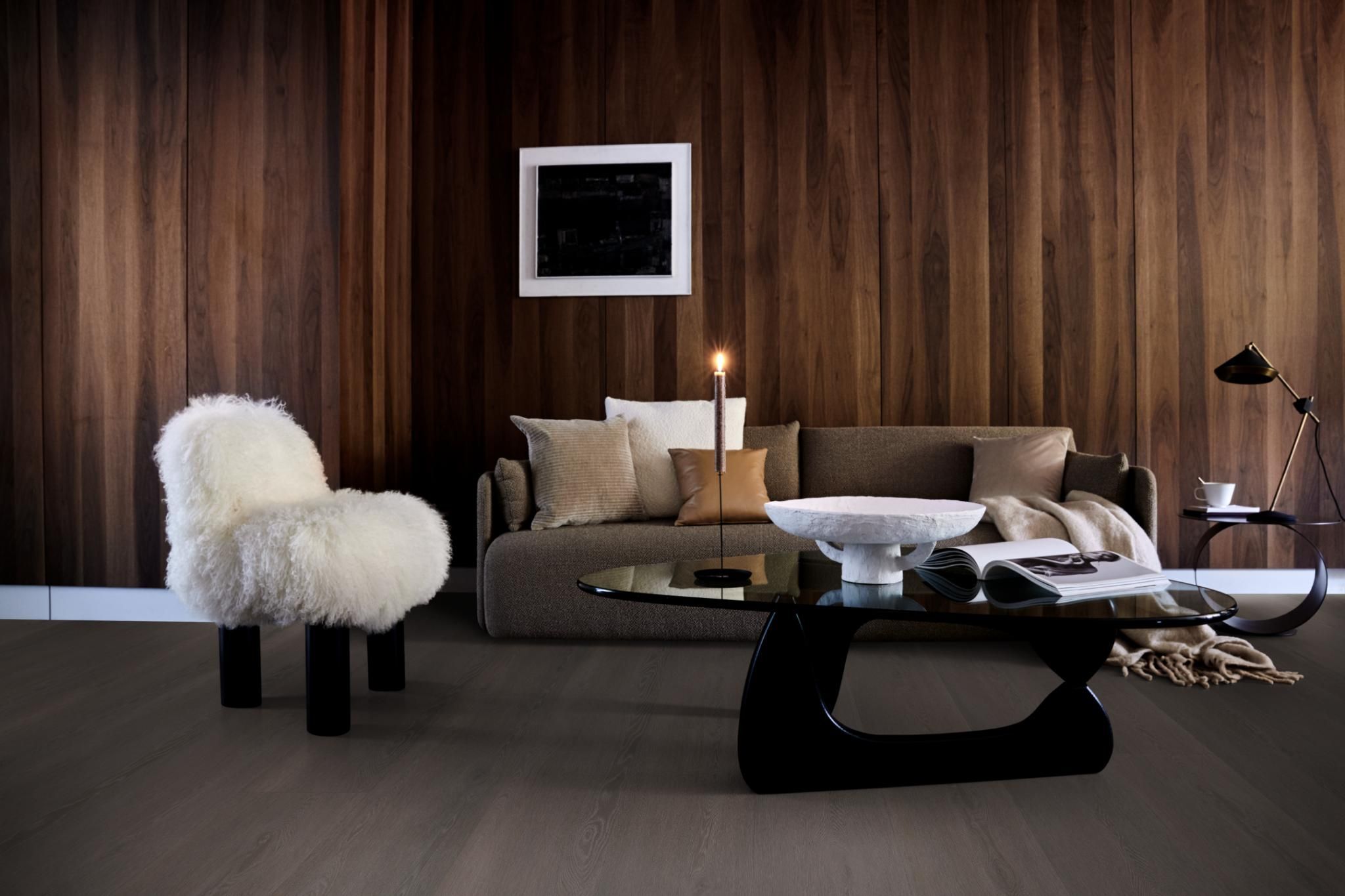 VTwonen Wide Board Click 6208.7005.19 Close-up van houtdessin Charcoal PVC plank click pvc met verfijnde afwerking