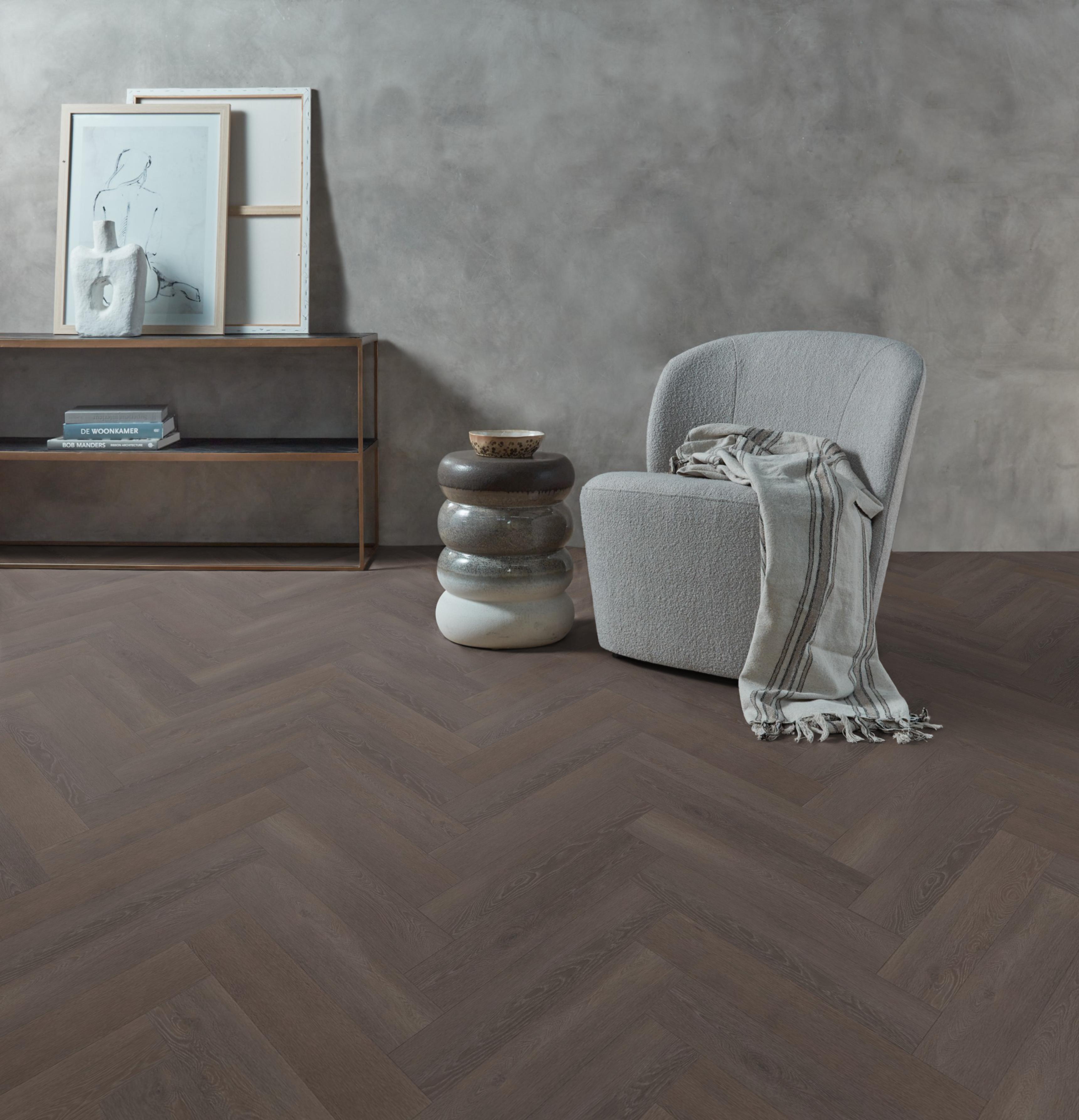 VTwonen Herringbone 6201.1014.19 Close-up van houtdessin Charcoal visgraat plak pvc met verfijnde afwerking