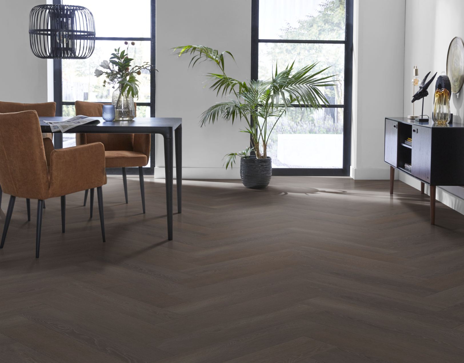 VTwonen Herringbone Click 6209701419 Charcoal visgraat click pvc in woonkamer sfeerfoto
