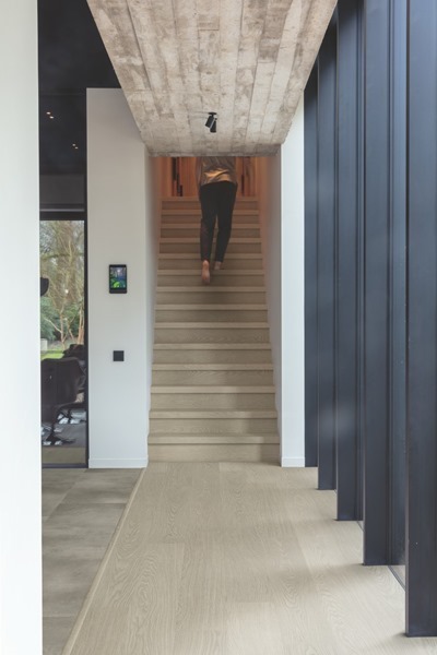 QuickStep Blos AVSPU40280 Chia Eik PVC plank click pvc in woonkamer sfeerfoto