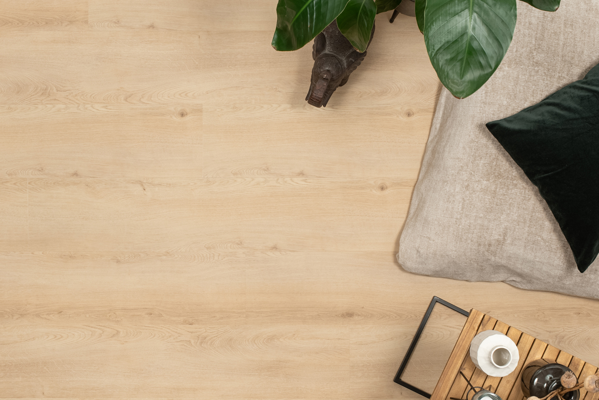 Floer Natuur Click PVC Cilento Creme FLR-3731 click PVC plank gelegd in een sfeervolle eetkamer