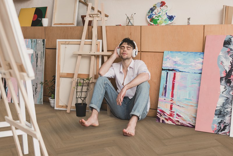 Bodiax Fisk BP580 visgraat 516 Clarington Oak visgraat click pvc in woonkamer sfeerfoto