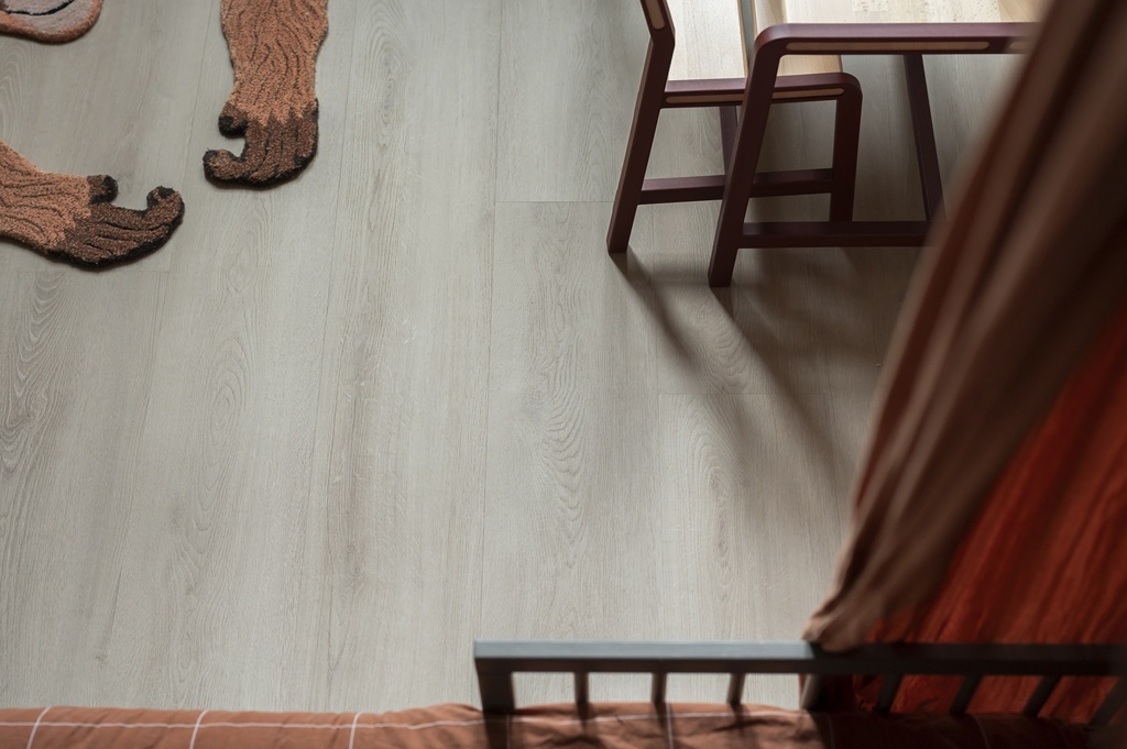 Hebeta Clermont Click 55823 click PVC plank close-up van houttekening en subtiele structuur