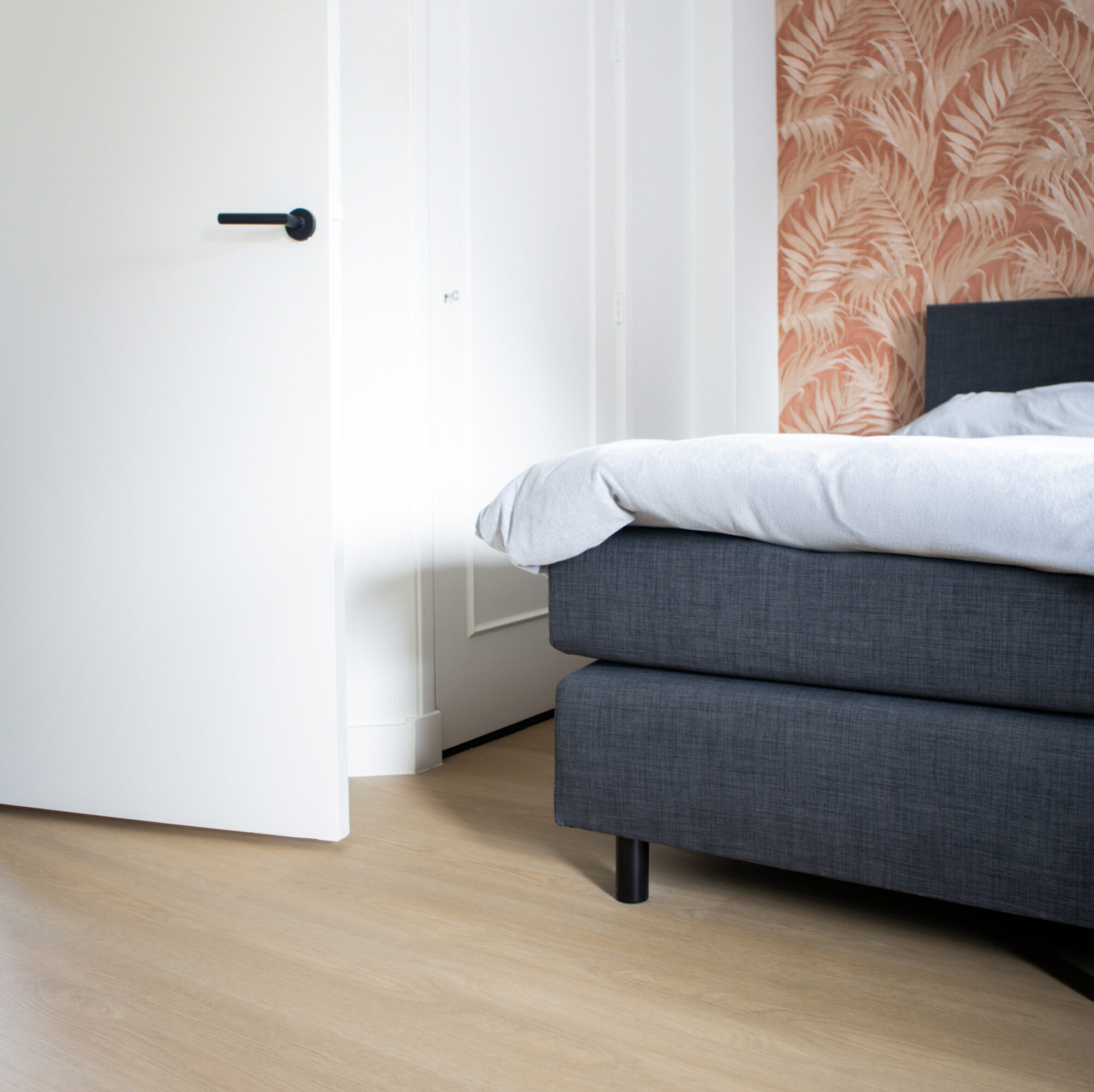 VivaFloors Bordeaux 8540 click PVC plank gelegd in een warm ingericht interieur