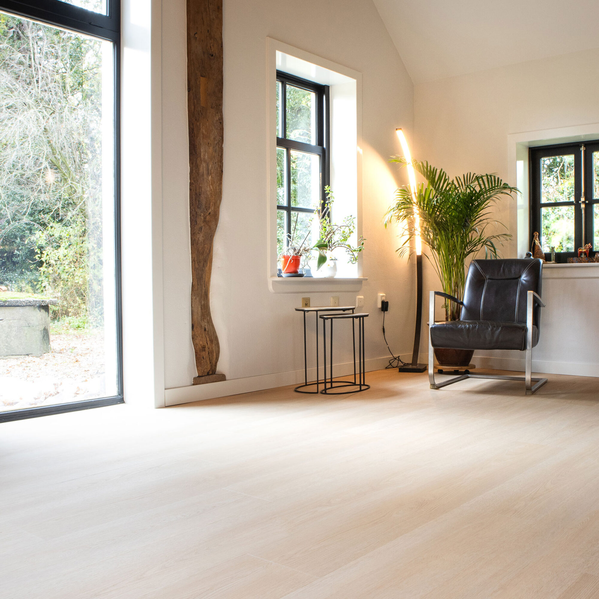 VivaFloors Bordeaux 8510 click PVC plank sfeerfoto in een lichte woonkamer
