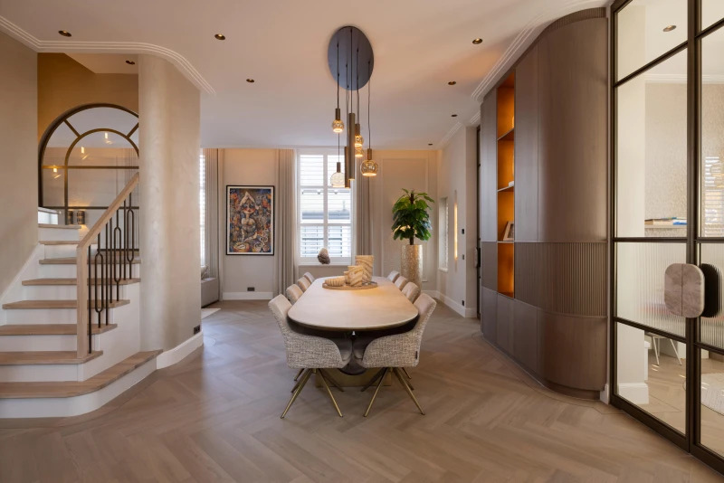 Therdex Premier Visgraat Click 7583 in stijlvol woonkamerinterieur sfeerfoto