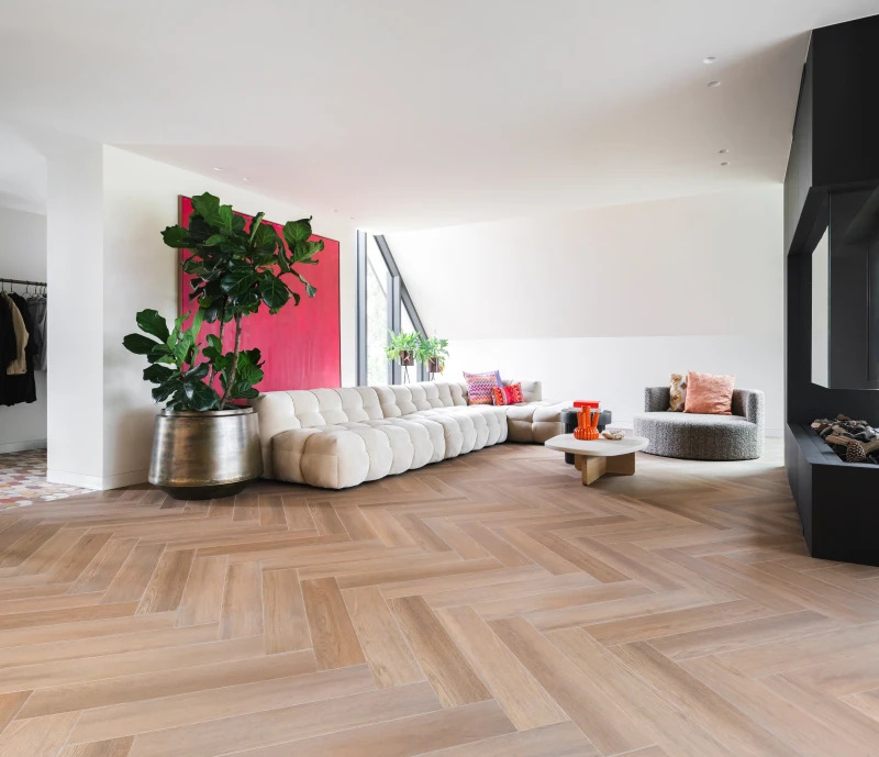 Therdex Premier Visgraat Click 7584 in stijlvol woonkamerinterieur sfeerfoto