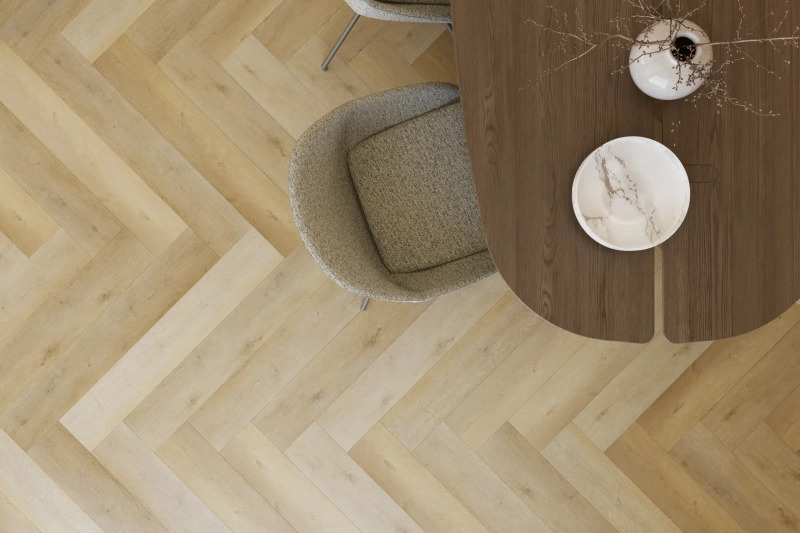 Castell Supreme 860 Herringbone XL 233 Coffee visgraat plak pvc in woonkamer sfeerfoto