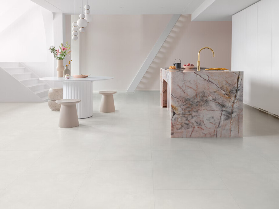 Floorify Tegels Click F529 COQUILLE click PVC tegel gelegd in interieur met zicht op het tegelpatroon