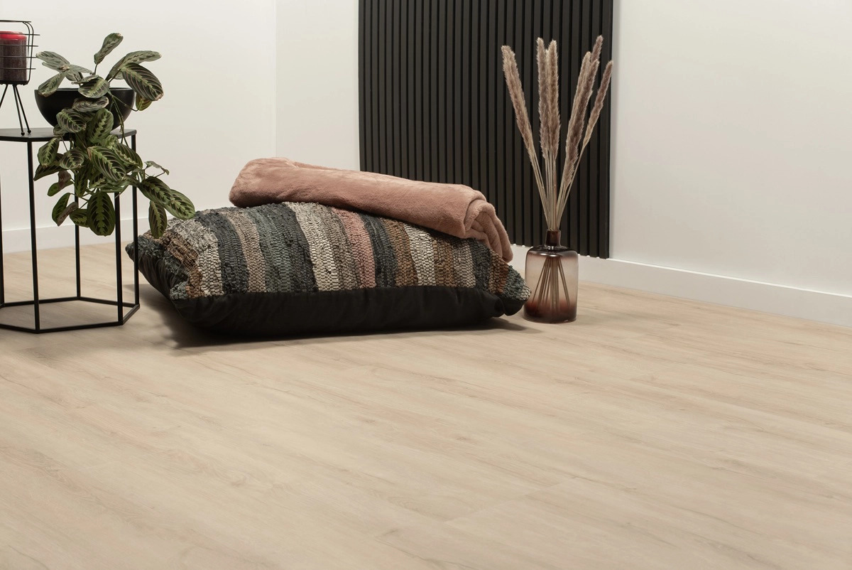 Floer Landhuis PVC FLR-3235 Close-up van houtdessin Creme Eik PVC plank plak pvc met verfijnde afwerking