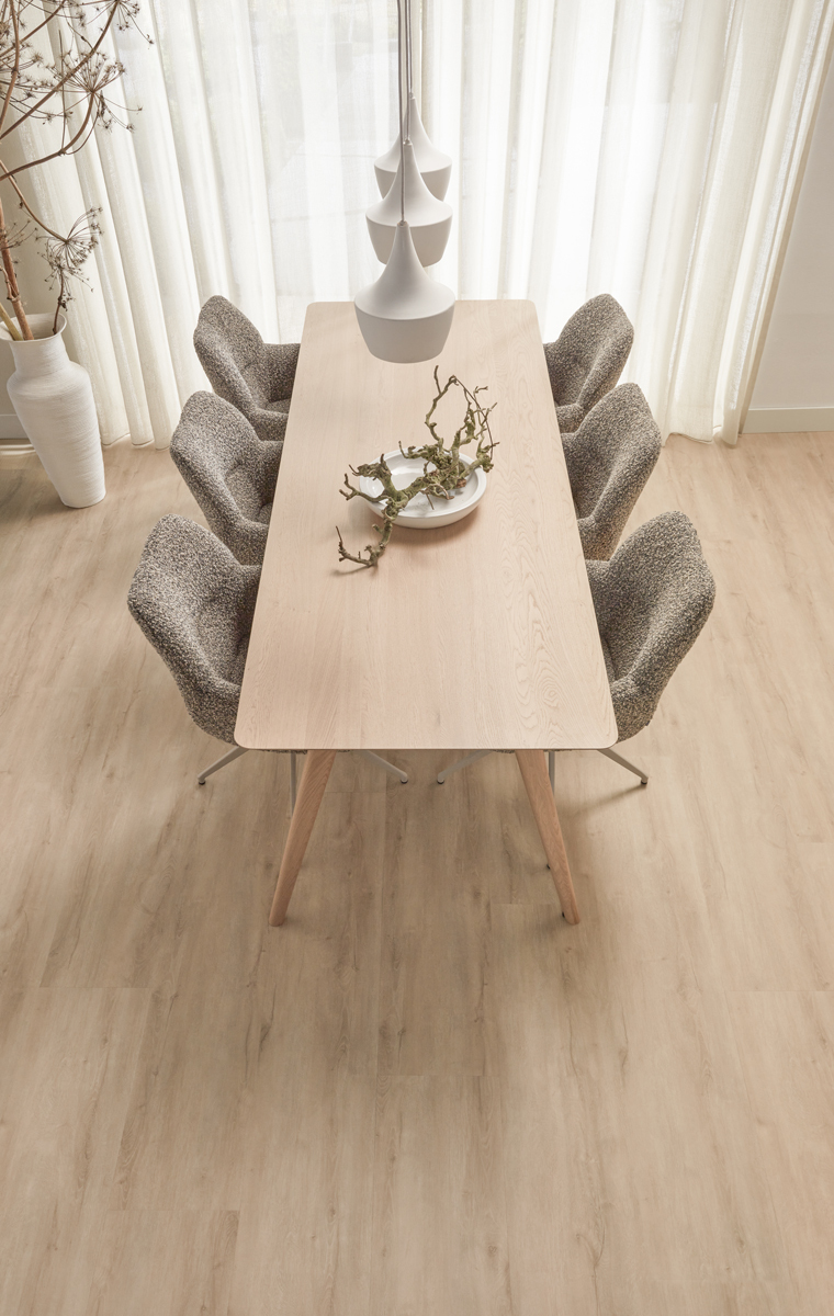 Floer Landhuis Click PVC FLR-3755 Creme Eik PVC plank click pvc in woonkamer sfeerfoto