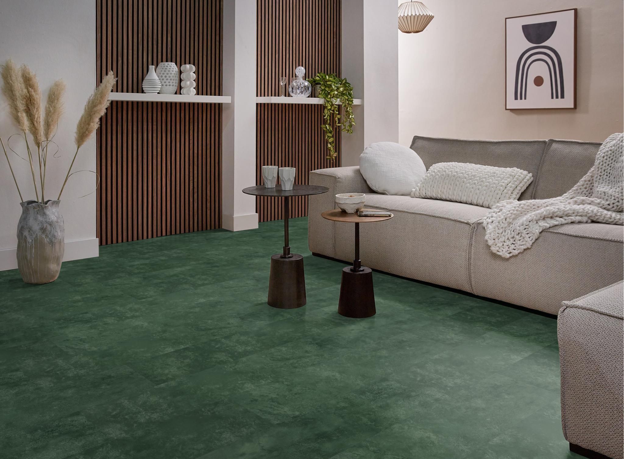 Sfeerbeeld in woonkamer met Ambiant Viretto Dark Green 8560.2031.19 plak PVC tegelvloer