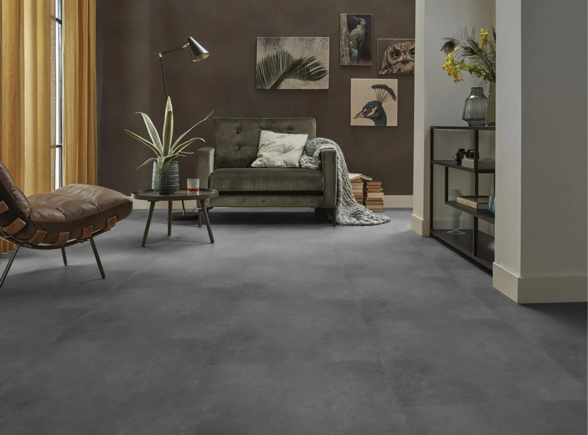 Sfeerbeeld in woonkamer met Ambiant Sarino XL Dark Grey 6712.4211.19 plak PVC tegelvloer
