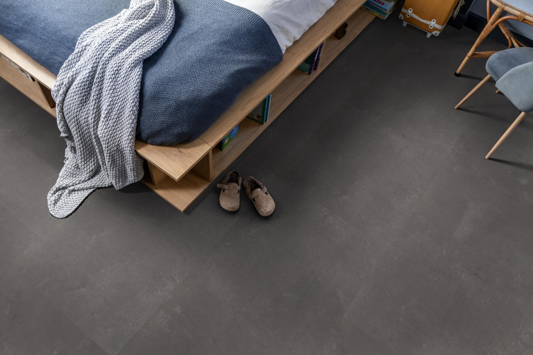 Sfeerbeeld in woonkamer met Ambiant Piero XL Dark Grey 8020.6203.19 click PVC tegelvloer